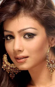 Айеша Такиа